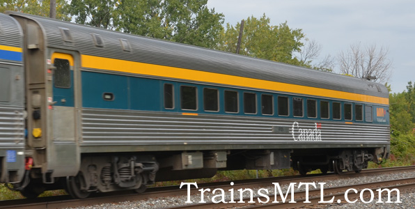 Passenger car VIA 4105 right side, repainted / Wagon de passager VIA 4105 coté droit, repeinturé